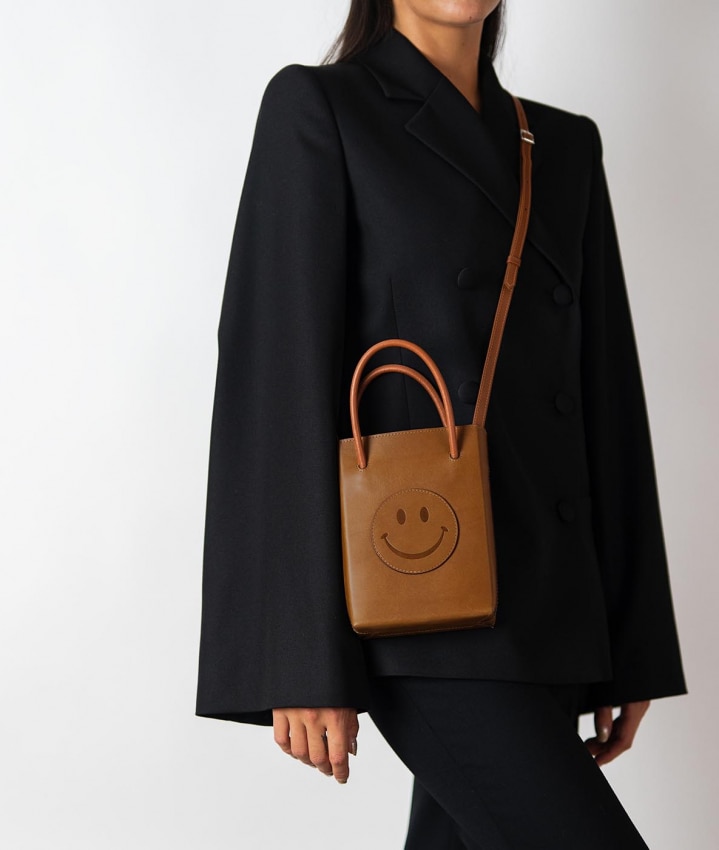 Essential Crossbody Laukku Smiley Vegetable Tanned Brown